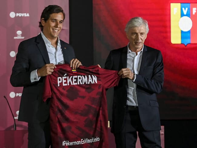 Argentine Jose Nestor Pekerman (R) receives the jersey of the Venezuelan national football team from the president of the Venezuelan Football Federation Jorge Gimenez, after being presented as the squad&#039;s new coach, in Caracas on November 30, 2021. (Photo by Yuri CORTEZ / AFP) (Photo by YURI CORTEZ/AFP via Getty Images)