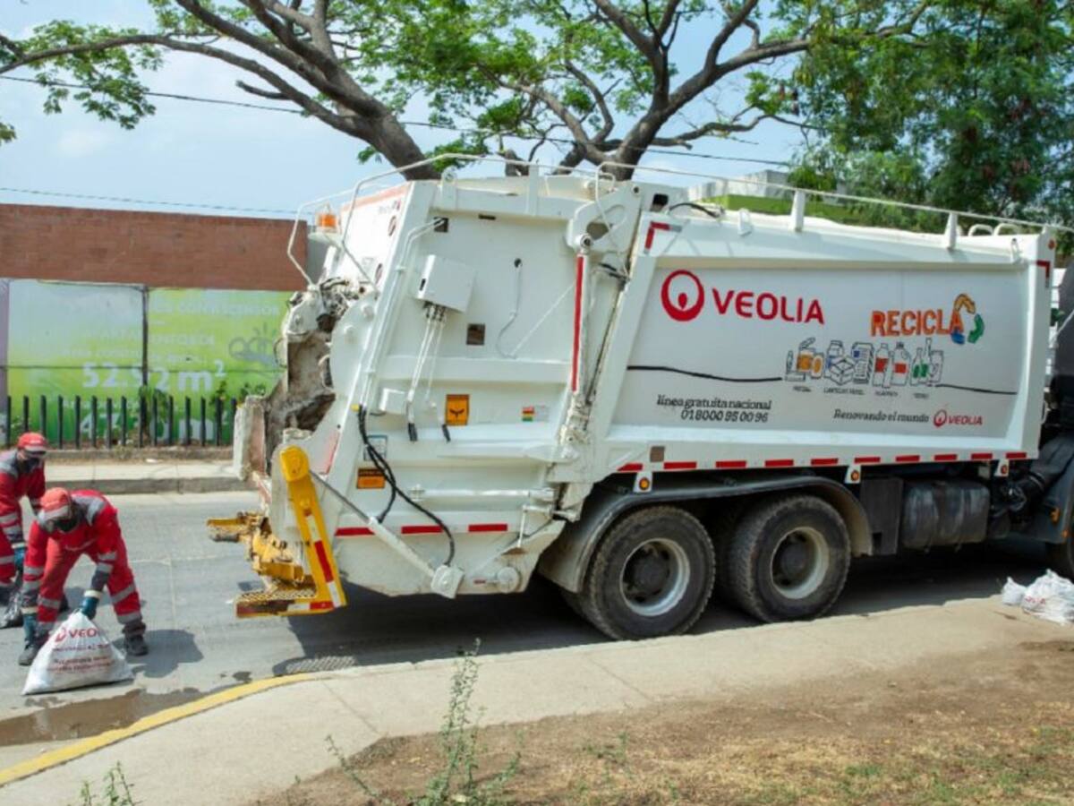 Herido operario de Veolia por usuario que lanzó vidrios a un compactador