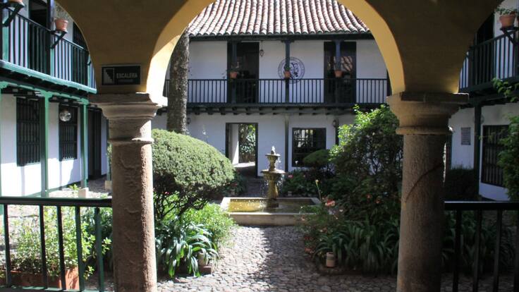 Inst. Caro y Cuervo recibe placa de honor de la Orden Isabel la Católica