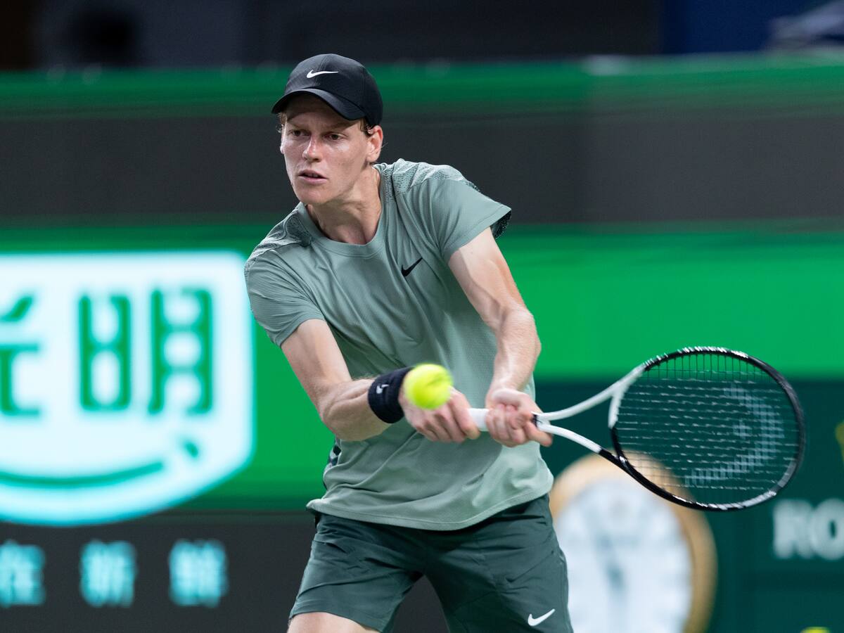 Jannik Sinner derrota a Novak Djokovic en Shanghái y culmina un año soñado