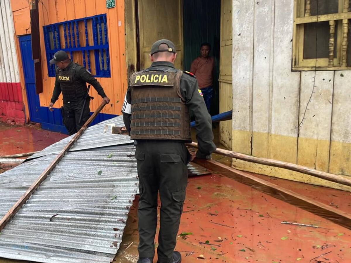 Donde el viento destruyó hogares, la Policía sembró esperanza