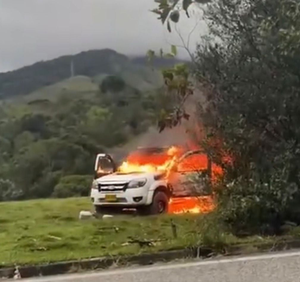 Vehículo incinerado en la vía San Rafael - Guatapé. Foto: Cortesía.