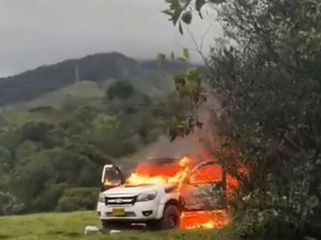 Vehículo incinerado en la vía San Rafael - Guatapé. Foto: Cortesía.