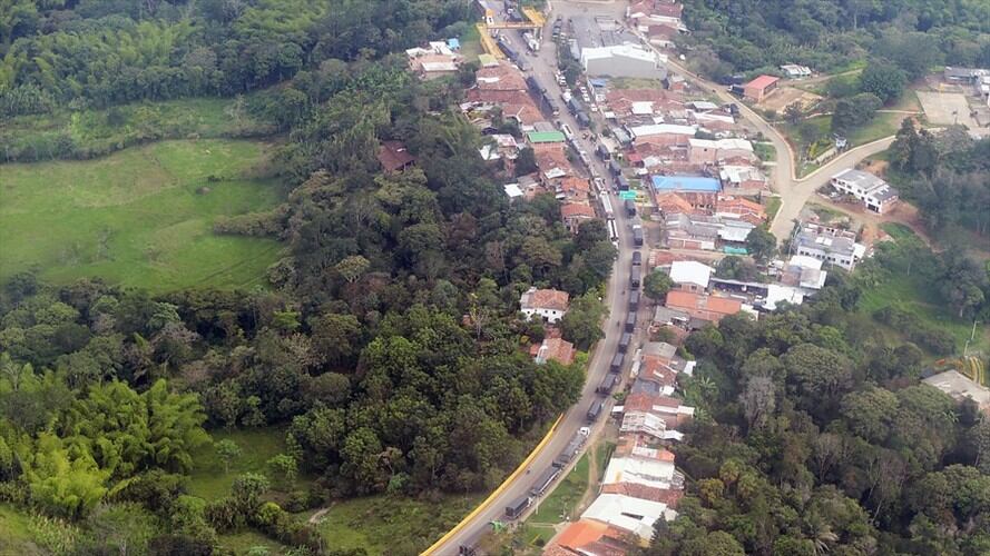 Sobrevuelo del Ministerio de Defensa a vía Panamericana. Foto: Colprensa