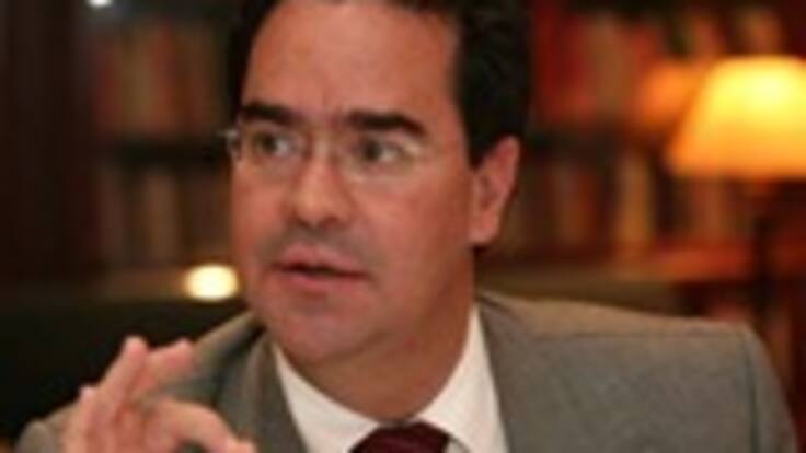 Controversia entre Frank Pearl y Armando Benedetti por manejo de recursos en desmovilizados y negación de una hoja de vida para contrato de familiar