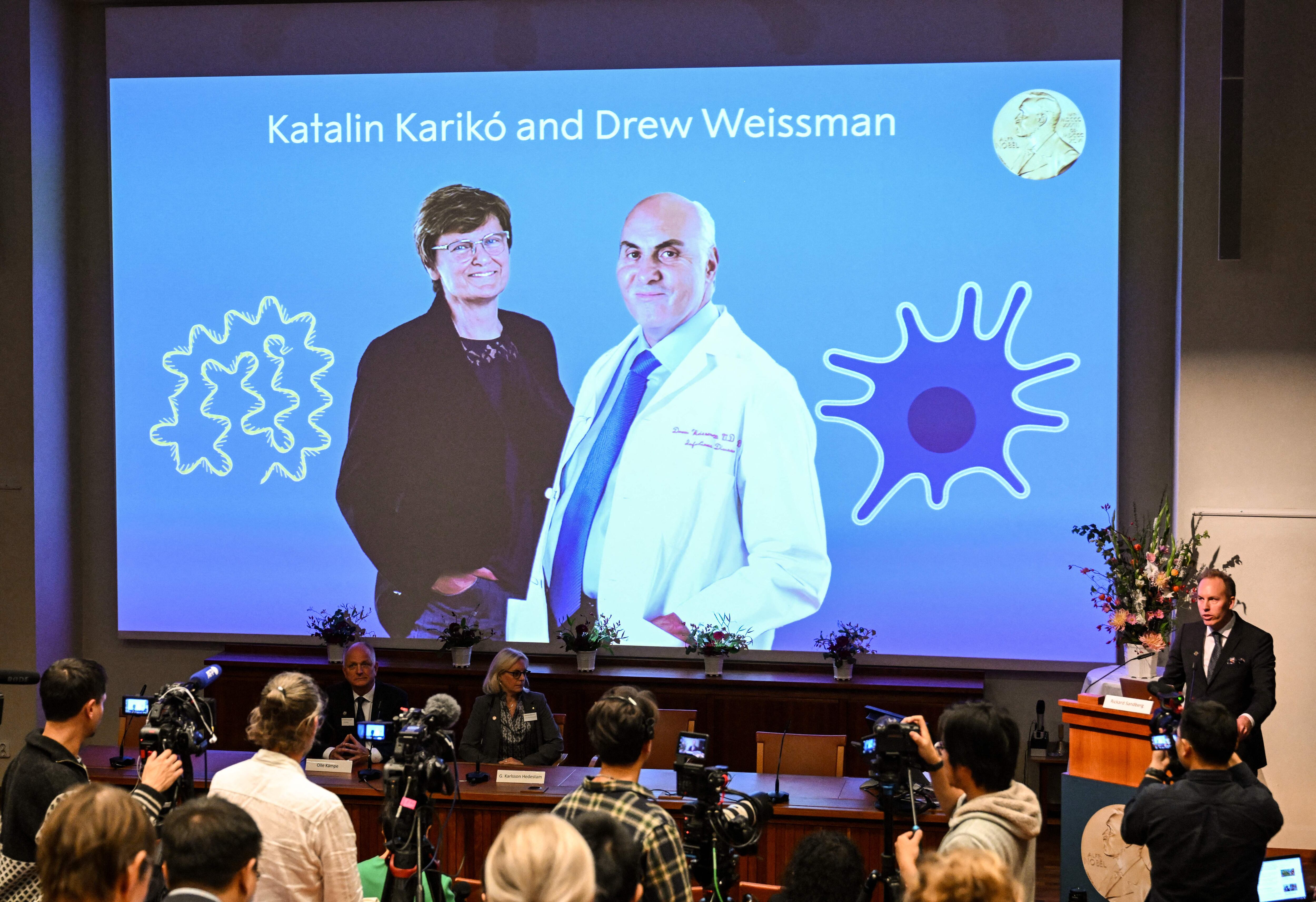 Presentación de los ganadores del premio Nóbel de Medicina 2023: Katalin Kariko y Drew Weissman.
(Foto: by JONATHAN NACKSTRAND/AFP via Getty Images)