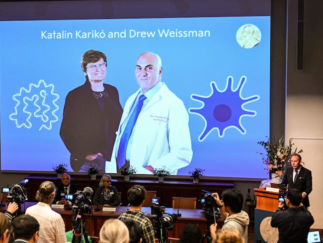 Presentación de los ganadores del premio Nóbel de Medicina 2023: Katalin Kariko y Drew Weissman. 
(Foto:  by JONATHAN NACKSTRAND/AFP via Getty Images)