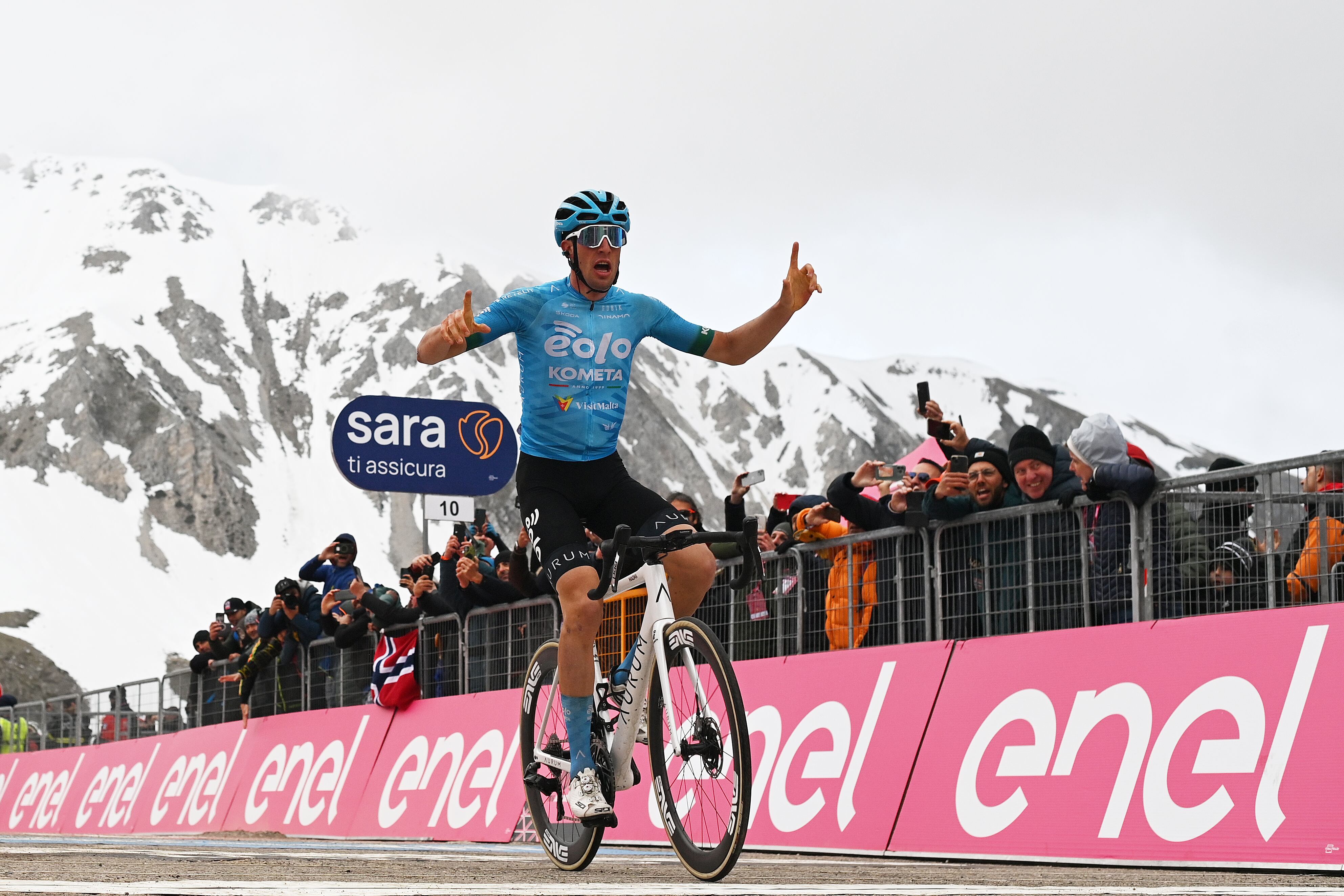Davide Bais celebra su victoria en la etapa 7 del Giro de Italia. (Photo by Stuart Franklin/Getty Images,)