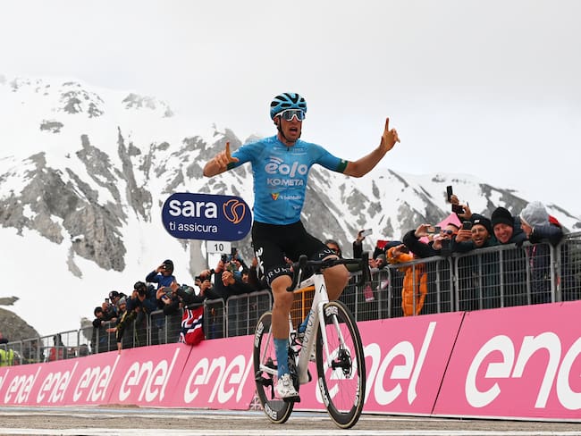 Davide Bais celebra su victoria en la etapa 7 del Giro de Italia. (Photo by Stuart Franklin/Getty Images,)
