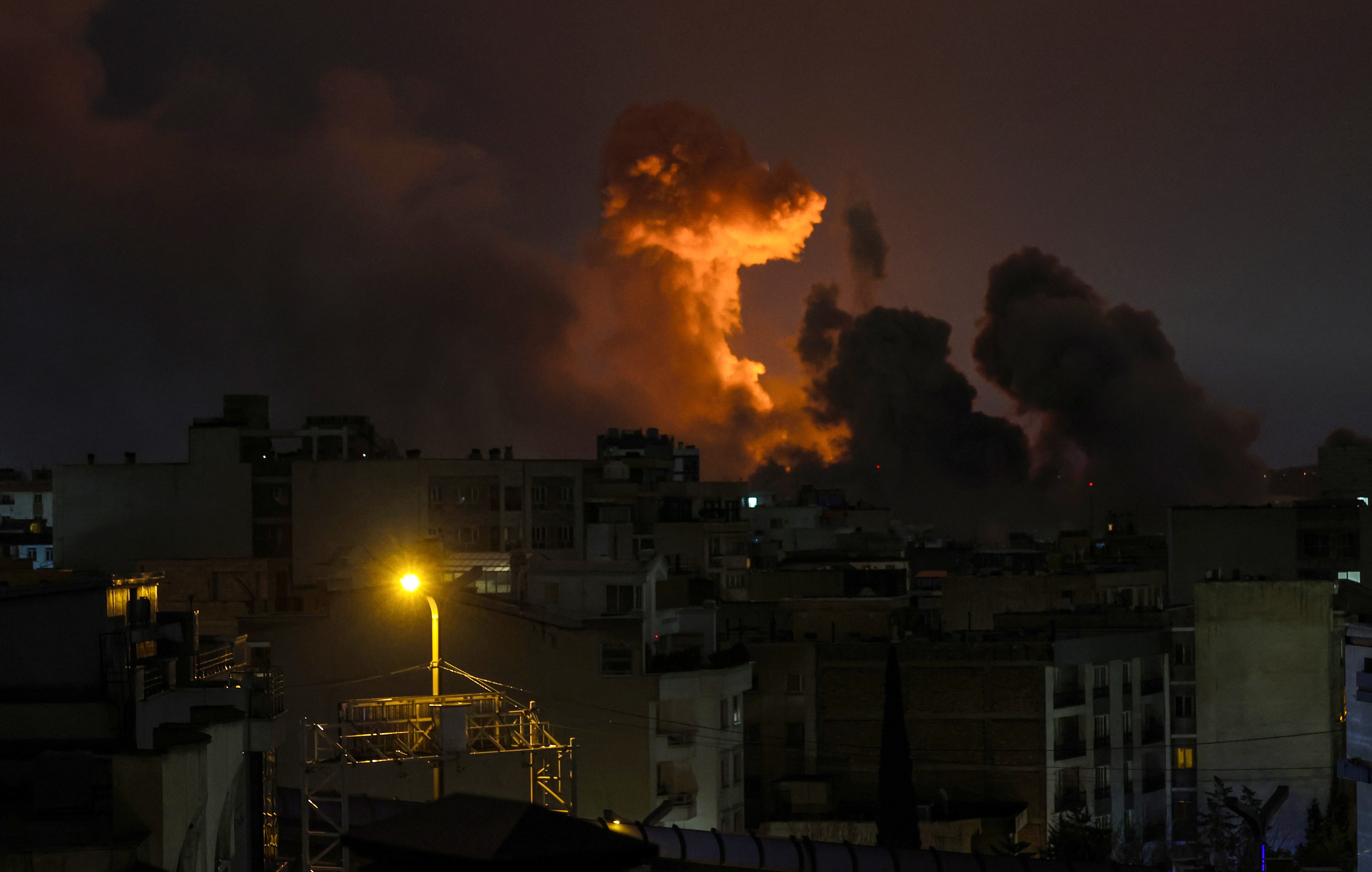 Una larga columna de humo se levanta sobre Teherán luego de una serie de bombardeos en la capital de Irán.
(Foto: Getty Images)