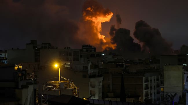 Una larga columna de humo se levanta sobre Teherán luego de una serie de bombardeos en la capital de Irán.
(Foto: Getty Images)