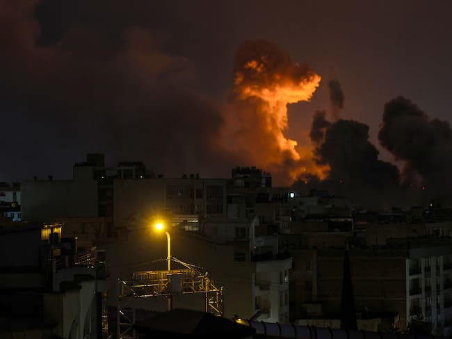 Una larga columna de humo se levanta sobre Teherán luego de una serie de bombardeos en la capital de Irán.
(Foto: Getty Images)