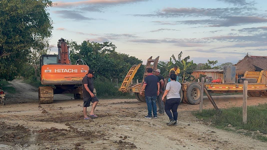 Con maquinaria amarilla tratan de habilitar puntos seguros para los damnificados.