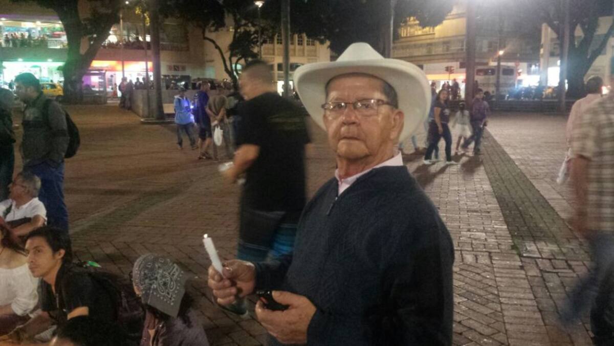 No solamente estudiantes estuvieron en la Plaza de Bolívar, también padres de familia y docentes.