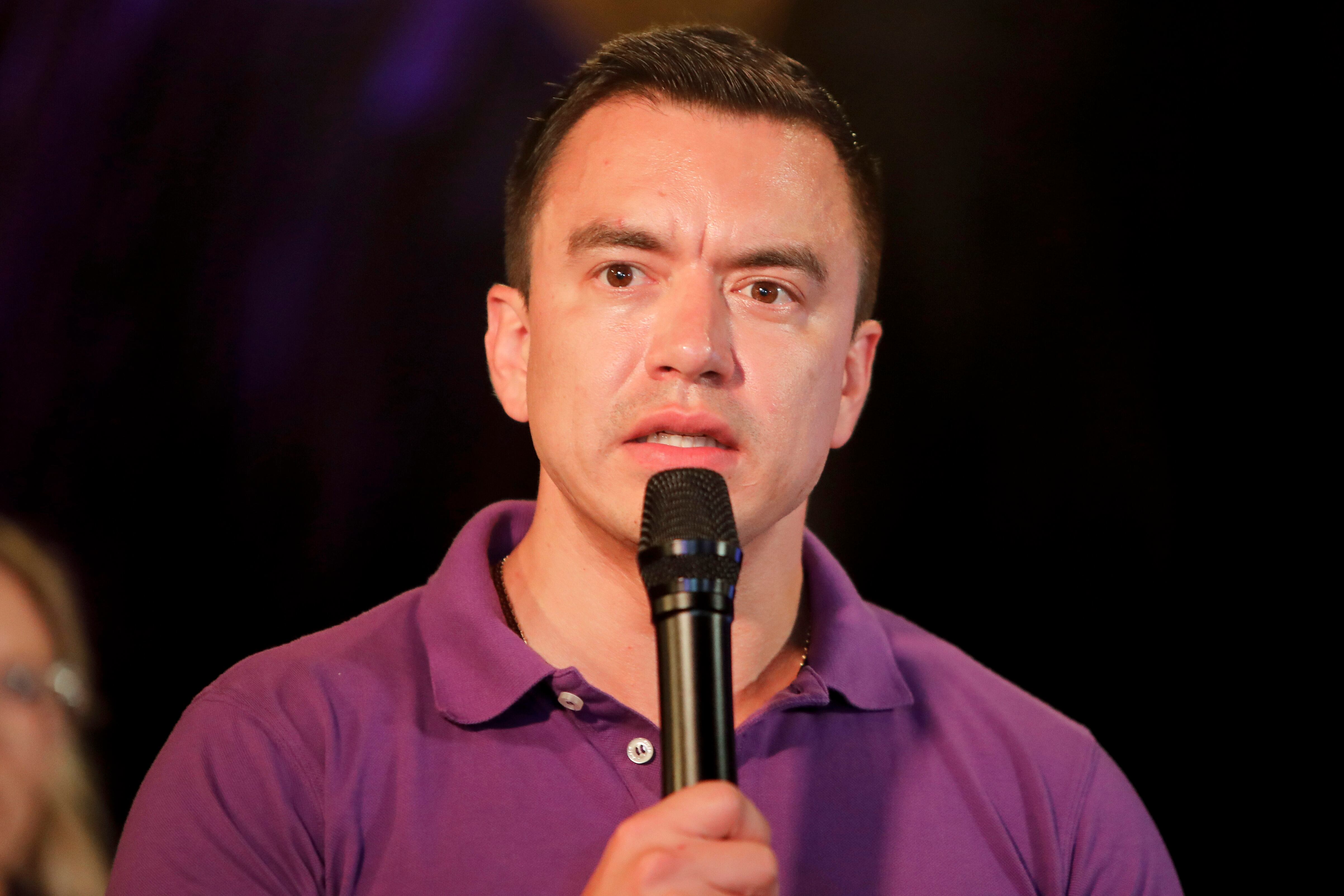 AME9379. OLON (ECUADOR), 13/04/2025.- El presidente de Ecuador y candidato a la reelección, Daniel Noboa, habla luego de conocer los resultados electorales este domingo, en Olón (Ecuador). Noboa el presidente más joven de Latinoamérica y de la historia democrática de Ecuador, logró a sus 37 años ser reelegido para un mandato completo (2025-2029), en el que continuará su política de "mano dura" contra la delincuencia y de liberalización de la economía ecuatoriana. EFE/ Carlos Durán Araújo