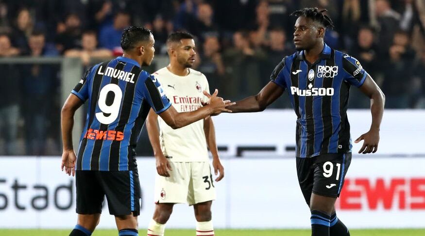 Luis Muriel y Duván Zapata durante un partido del Atalanta (Photo by Marco Luzzani/Getty Images)