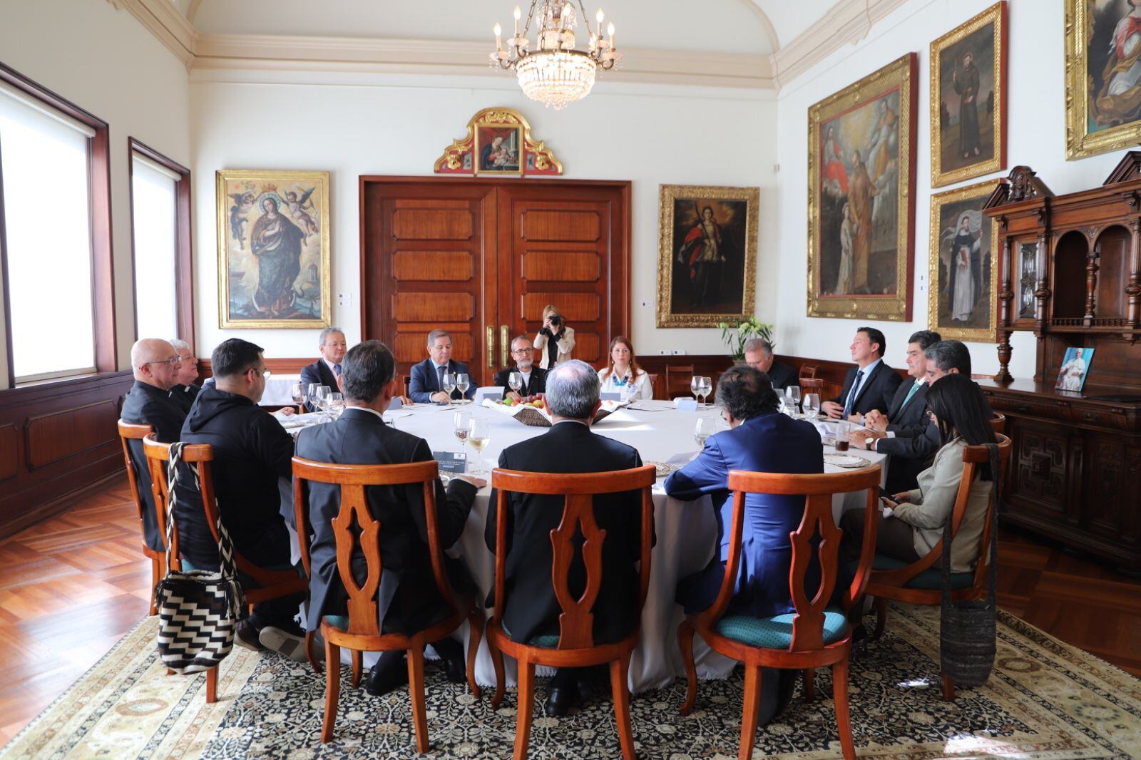 Reunión convocada por la Iglesia Católica entre el presidente Gustavo Petro e instituciones del Estado