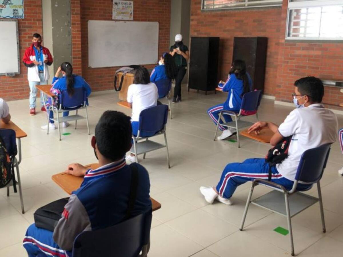 VIDEO: Así fue el regreso a clases de los primeros estudiantes