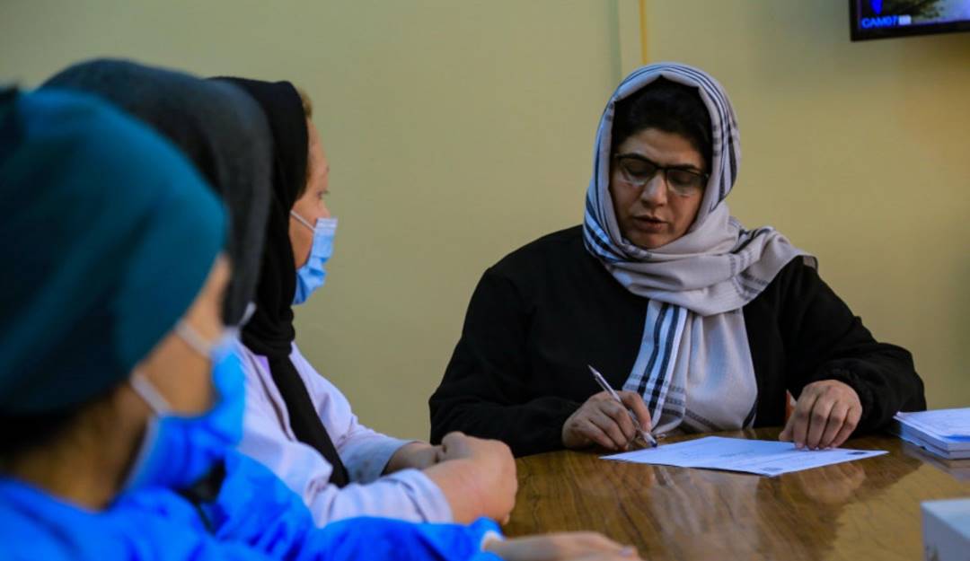 La doctora Malalai Faizi, primera mujer nombrada por el Gobierno talibán al frente de una institución pública.       Foto: EFE