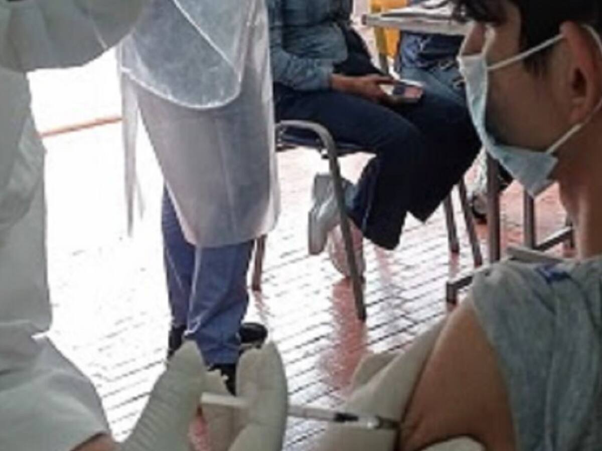 En Armenia suspendieron vacunación COVID en colegios por escasez de dosis