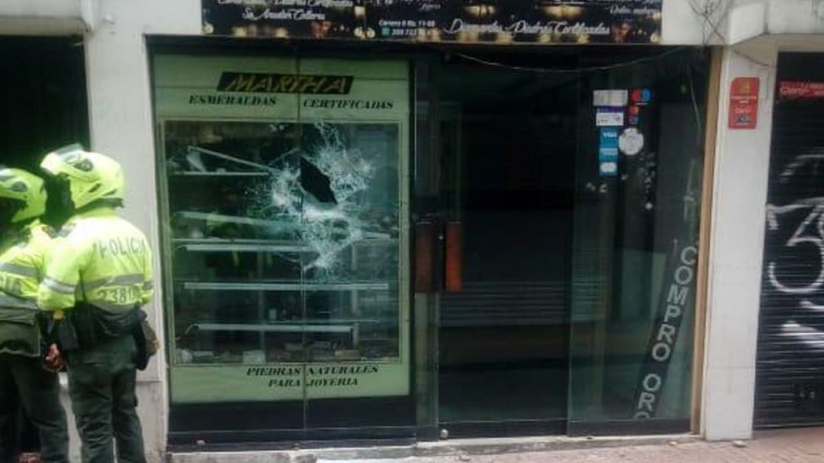 (VIDEO) Protesta en Plaza de Bolívar terminó en intento de saqueo de local