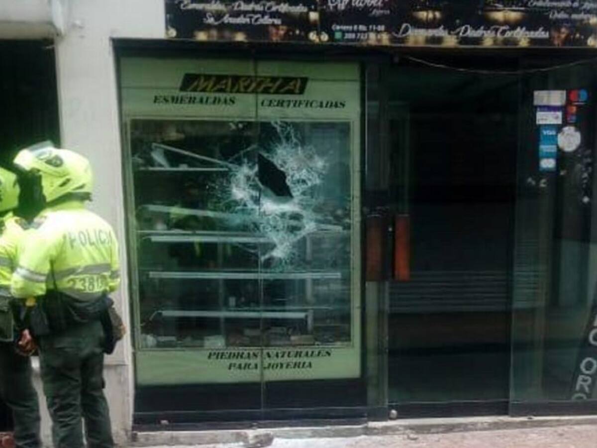 (VIDEO) Protesta en Plaza de Bolívar terminó en intento de saqueo de local