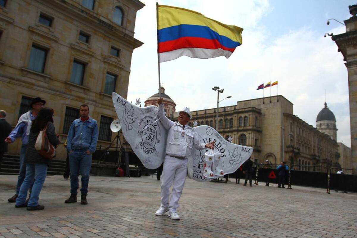 Desde las 10:00 de la mañana han estado llegando los invitados al Teatro Colón para presenciar la firma del acuerdo que le pondrá fin a la guerra.