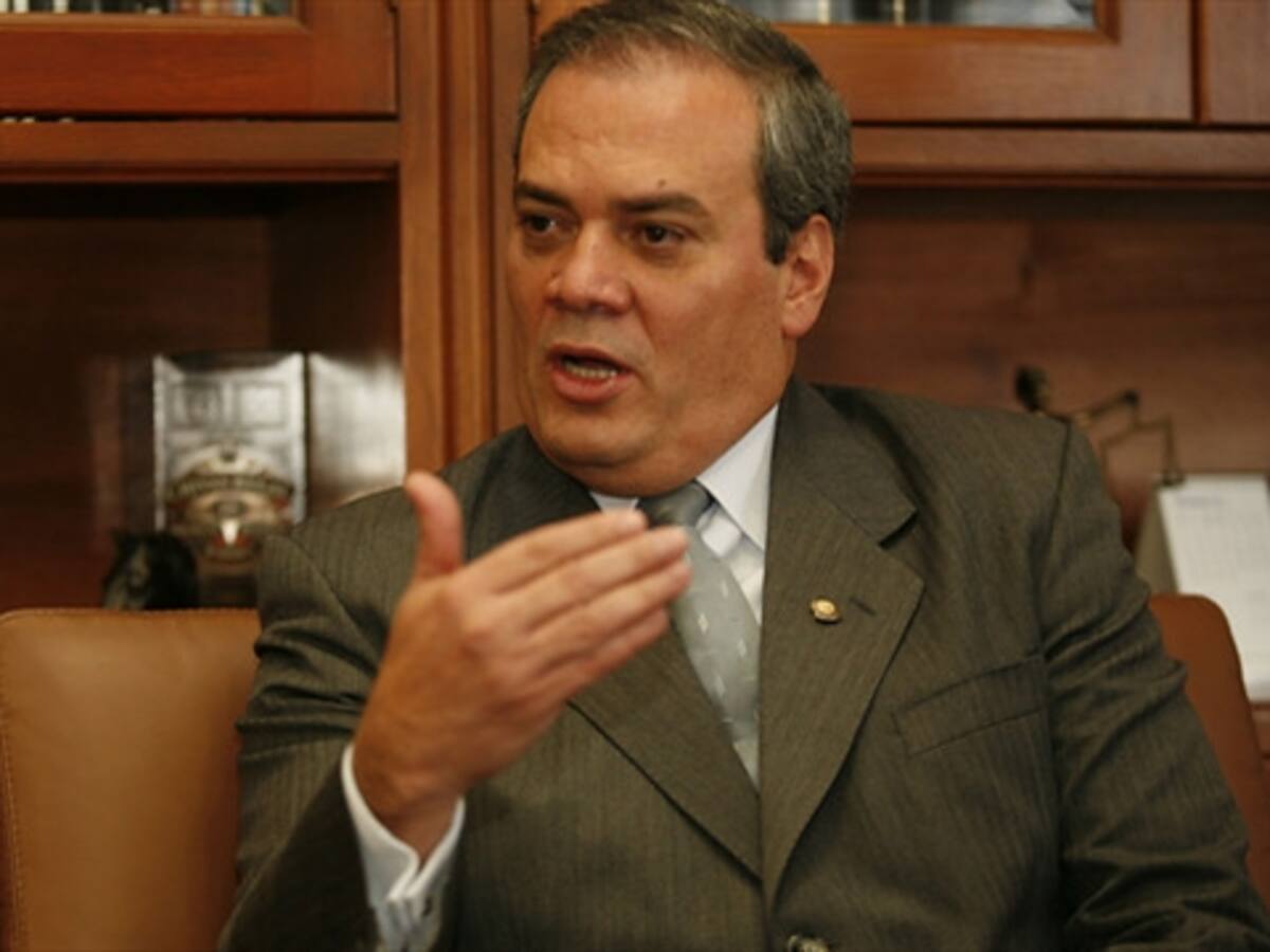 Aplazan versión libre de magistrado Claros en Comisión de Acusación