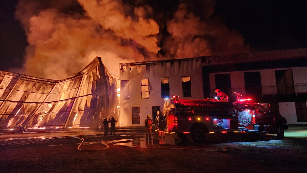 Se incendió fábrica Frito MIX en La Tebaida, Quindío. Foto: Cortesía Cruz Roja Quindío