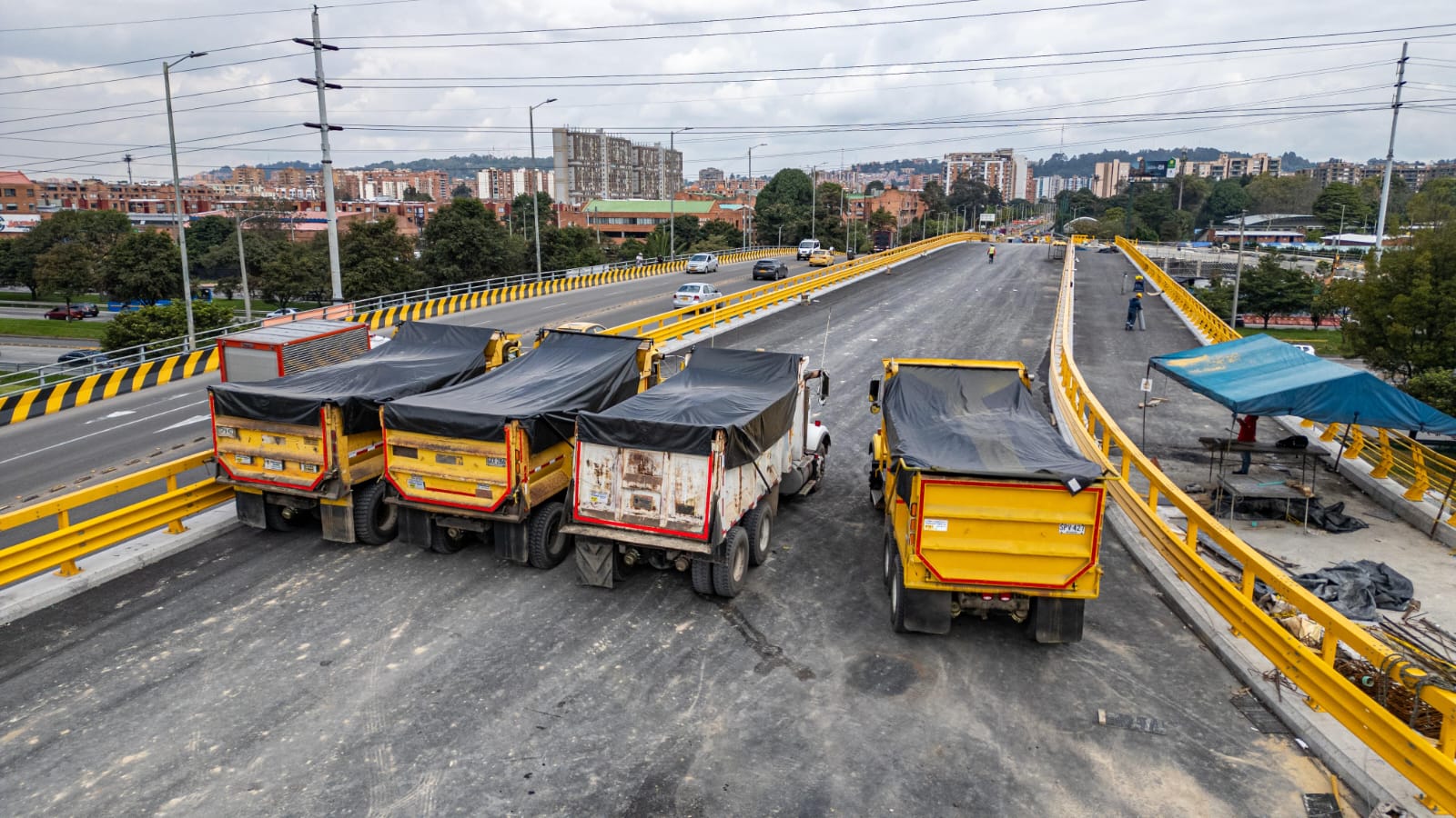 Avanzan las pruebas de carga en el puente de la calle 153 con Autopista Norte en Bogotá. Foto: IDU.