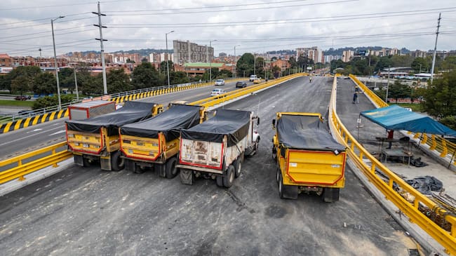Avanzan las pruebas de carga en el puente de la calle 153 con Autopista Norte en Bogotá. Foto: IDU.