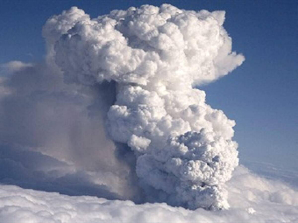 Cenizas de volcán islandés paralizan tráfico aéreo en el norte de Europa