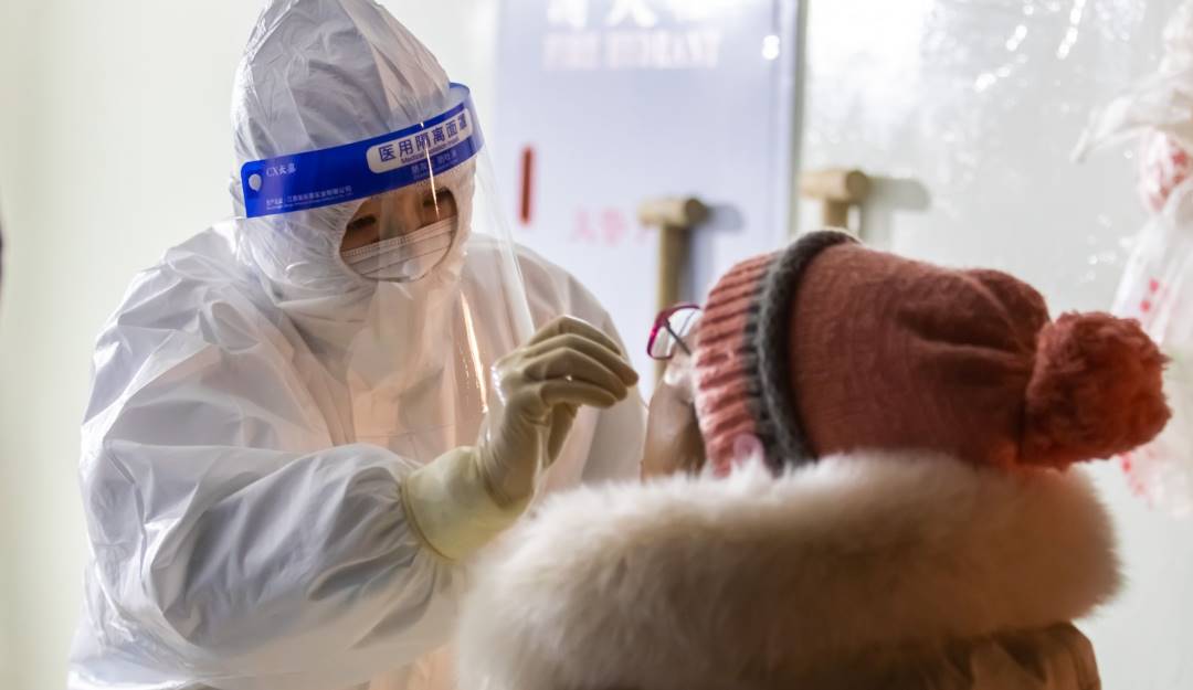 Toma de pruebas contra el coronavirus en China.   Foto: Getty 