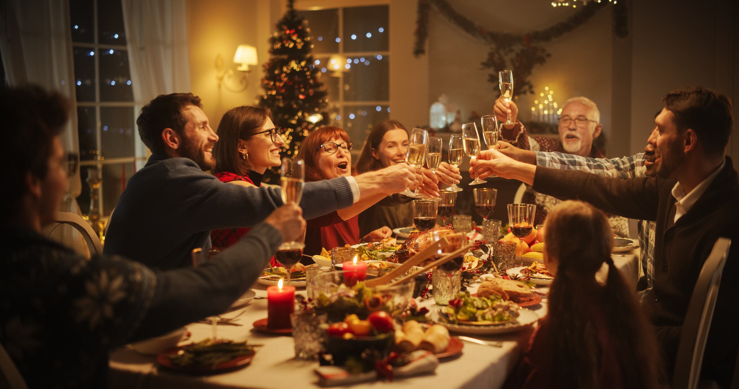 Familia brindando en la cena de Navidad (Getty Images)