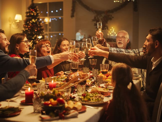 Familia brindando en la cena de Navidad (Getty Images)