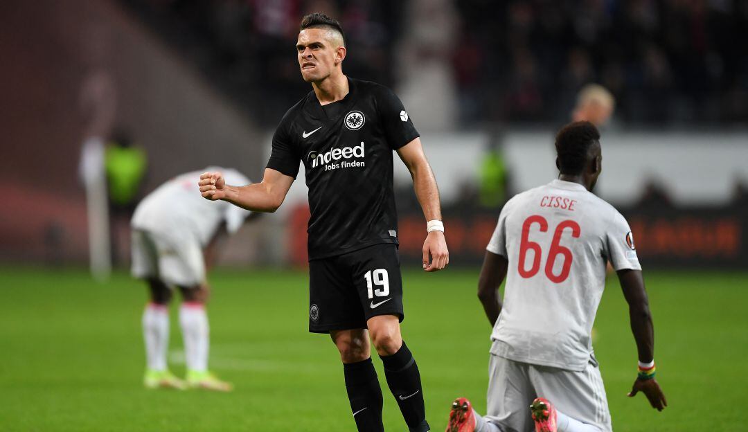 Rafael Santos Borré celebrando su gol con el Eintracht Frankfurt al Olympiacos en Europa League (2021)