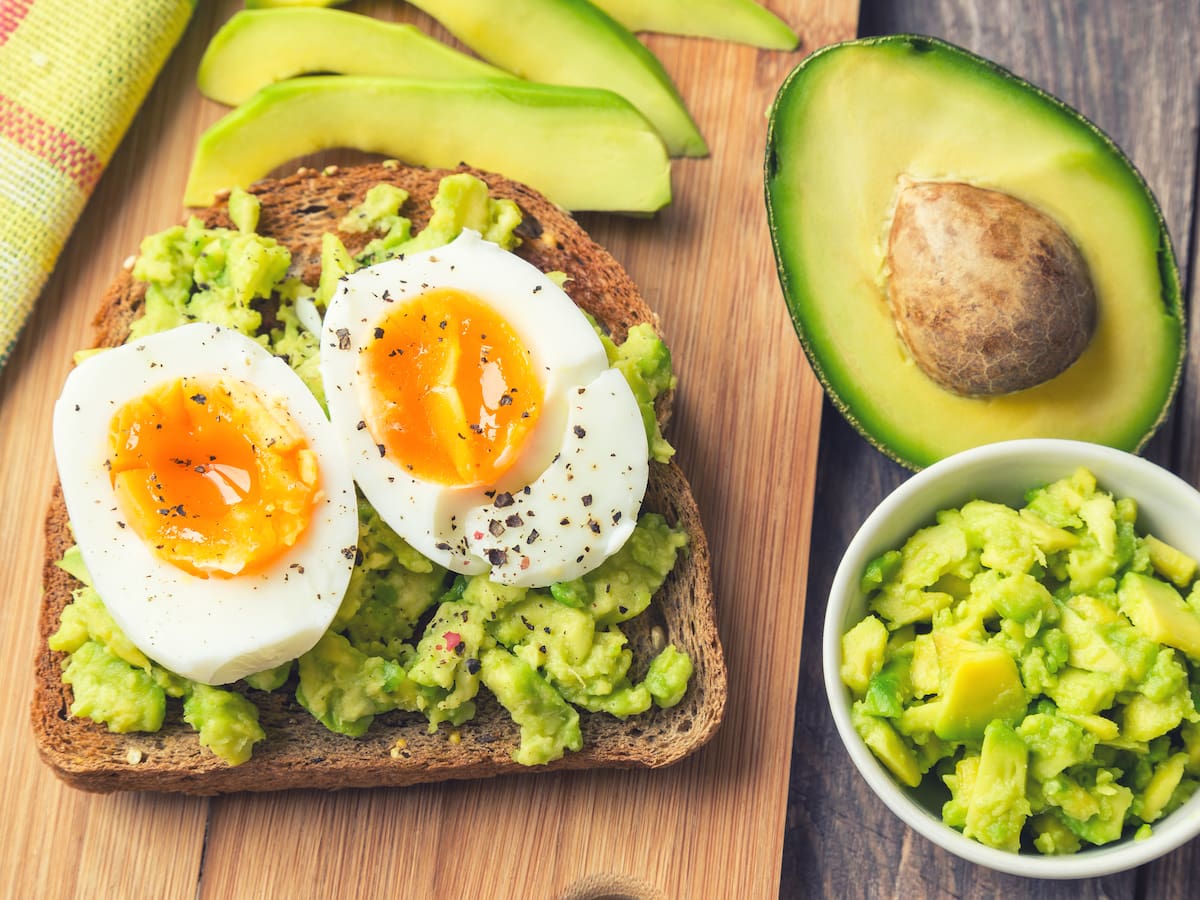 Bueno o malo: ¿Qué sucede cuando desayuna huevo con aguacate? Nutricionista responde
