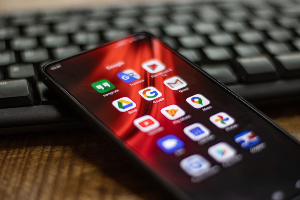 Persona liberando espacio en su celular (Photo by Nicolas Economou/NurPhoto via Getty Images)