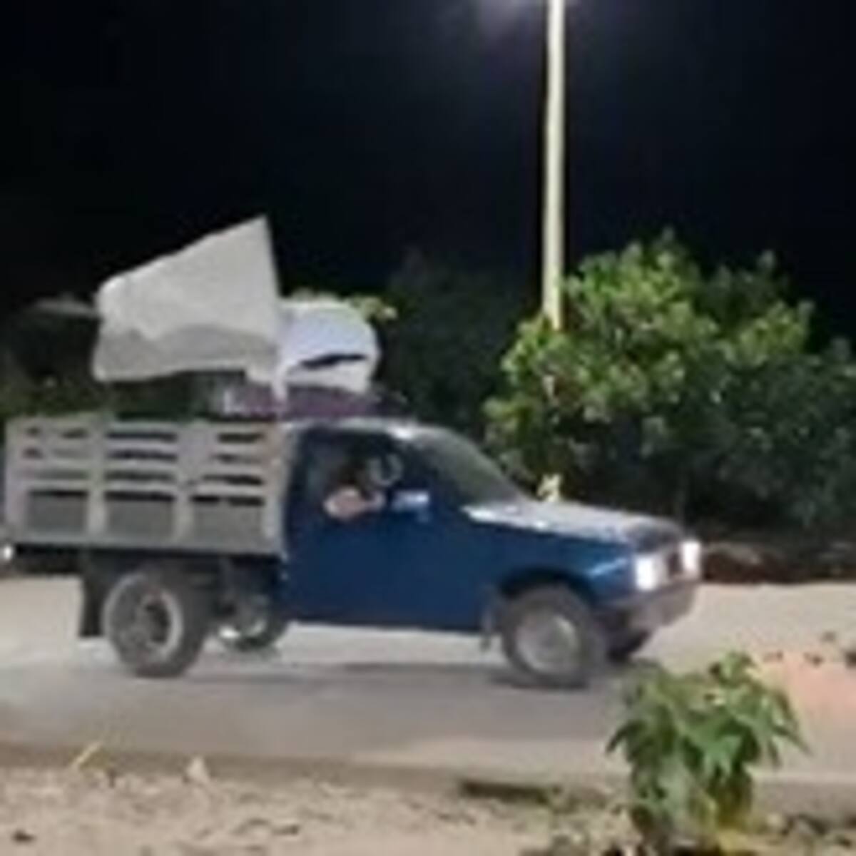 En caravanas y con banderas blancas están saliendo las familias desplazadas del Catatumbo
