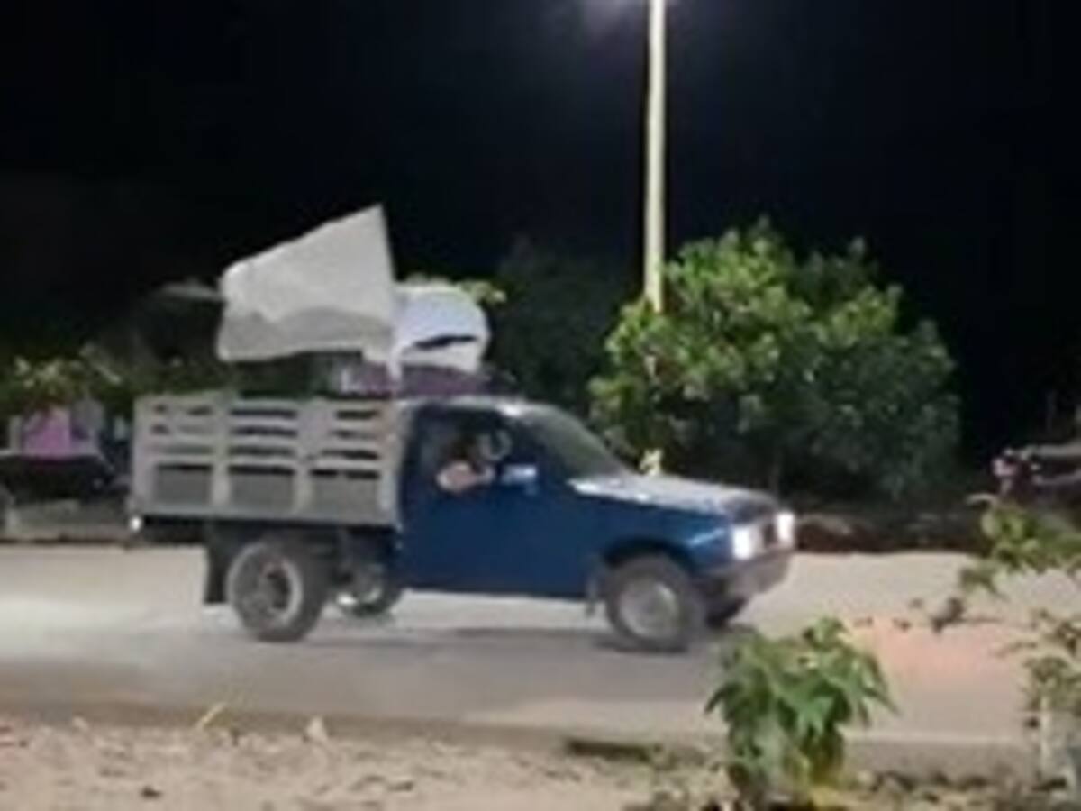 En caravanas y con banderas blancas están saliendo las familias desplazadas del Catatumbo