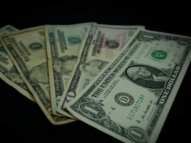 Dólar en Colombia se movió el lunes cerca de los $ 3.300