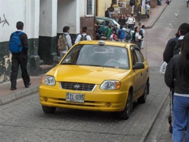 Taxistas que no recojan a pasajeros sin motivo serán sancionados