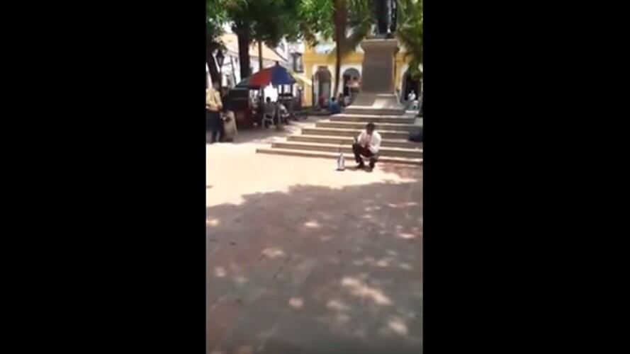 Un pastor evangélico rompió una martillazos una imagen de la Virgen María