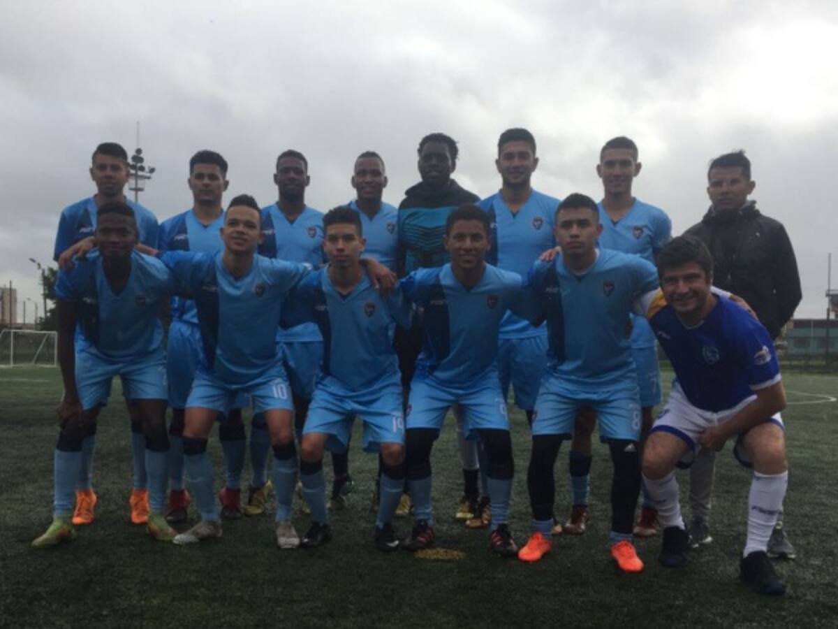 En los guayos de un jugador de La Paz F.C.