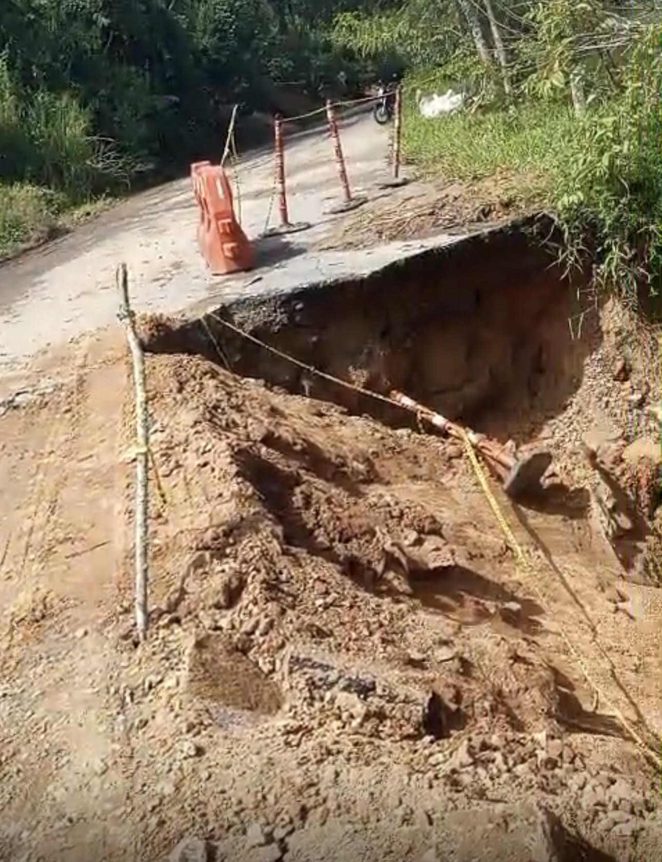 Afectaciones por pérdida de la banca en la vía que comunica a Medellín con los municipios de Amalfi y Anorí. Foto: Denuncias Antioquia.