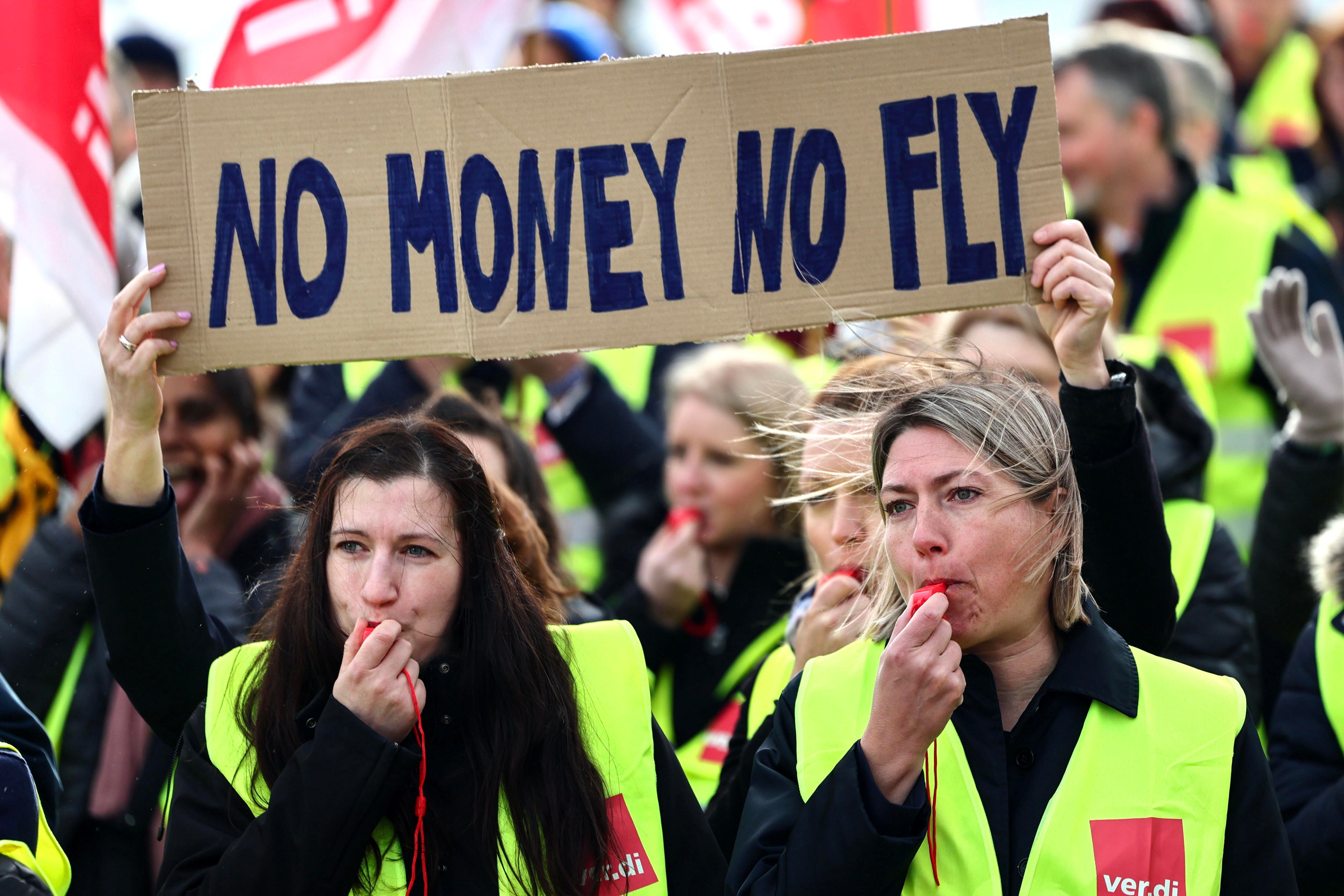 Munich (Germany), 07/02/2024.- Lufthansa's staff members whistle and display placards during a warning strike at the Munich International Airport in Munich, Germany, 07 February 2024. The ver.di trade union has called on Lufthansa's ground staff to go on a 27-hour warning strike from 4:00 am on 07 February until 08 February morning. The action will affect Frankfurt am Main, Munich, Hamburg, Berlin and Dusseldorf airports. (Alemania, Hamburgo) EFE/EPA/ANNA SZILAGYI