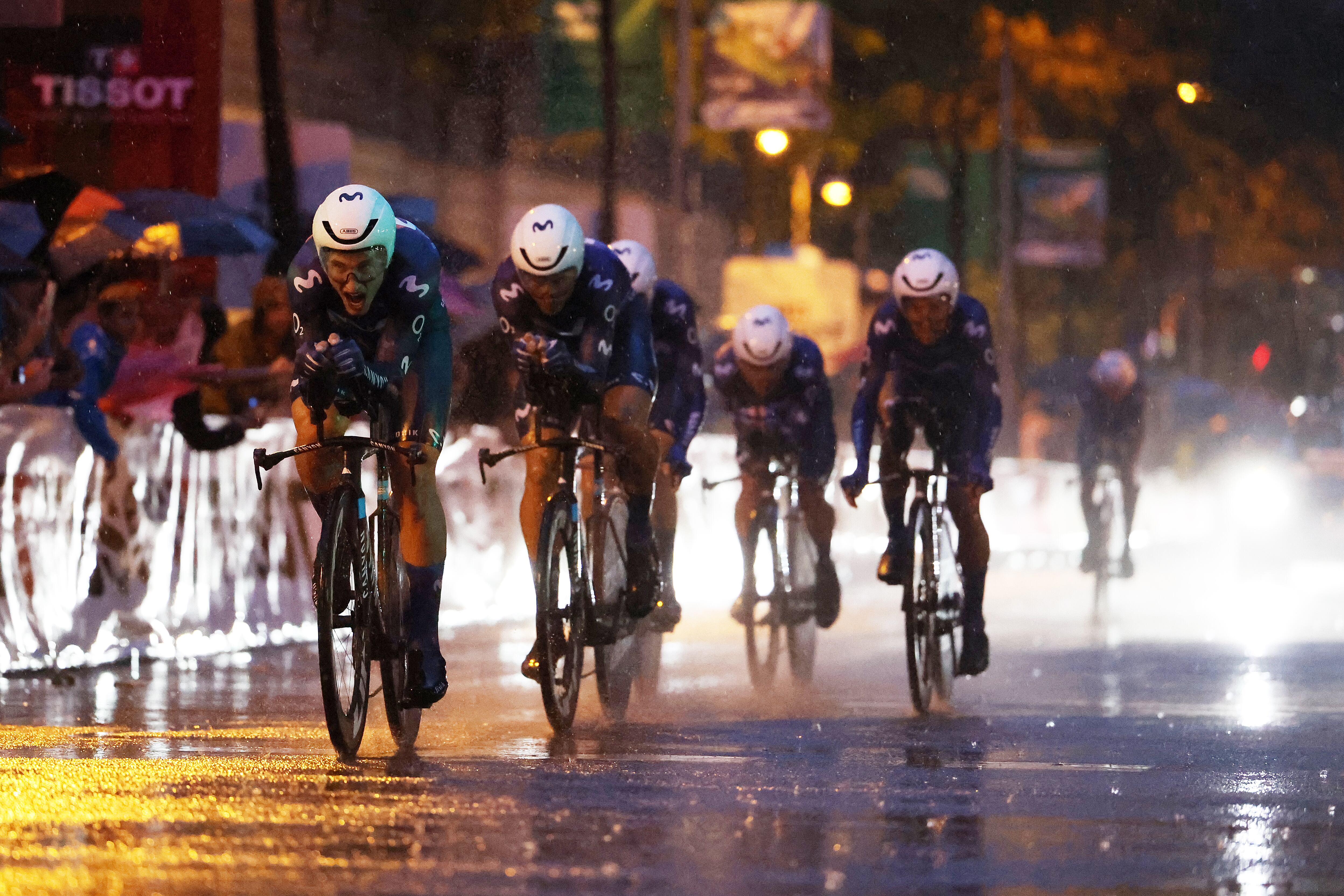 El Movistar Team durante la prueba contrarreloj de la Vuelta a España. (Photo by Alexander Hassenstein/Getty Images)