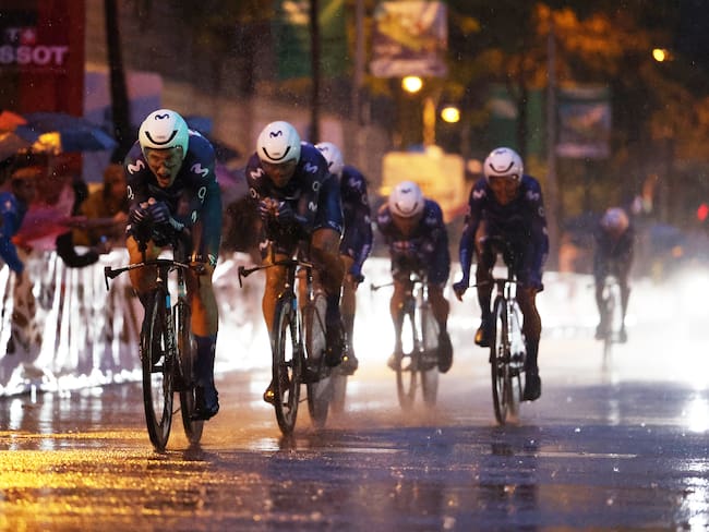 El Movistar Team durante la prueba contrarreloj de la Vuelta a España. (Photo by Alexander Hassenstein/Getty Images)