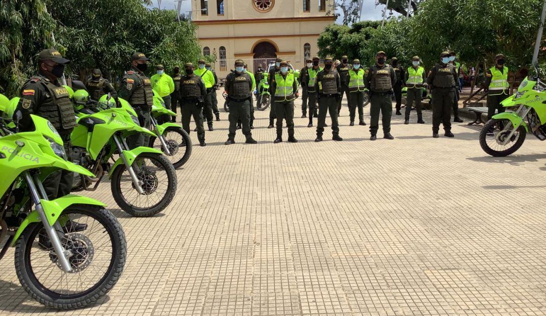 Todas las especialidades de la institución estarán dispuestas para evitar riñas, atracos o ataques con armas de fuego o cortopunzantes.