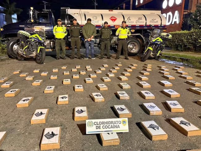 Incautan 370 kilos de cocaína al interior de un camión que cubría la ruta Ibagué-Bogotá